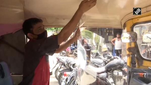 Mumbai Rickshaws with Isolation Covers: महाराष्ट्र में ऑटो-रिक्शा चालक लगवा रहे हैं आइसोलेशन शील्ड