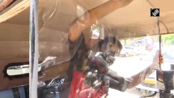 Mumbai Rickshaws with Isolation Covers: महाराष्ट्र में ऑटो-रिक्शा चालक लगवा रहे हैं आइसोलेशन शील्ड