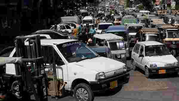 Fuel Shortage In Pakistan: पाकिस्तान में हो रही पेट्रोल-डीजल की कमी, पंप में लग रहे लंबी लाइन