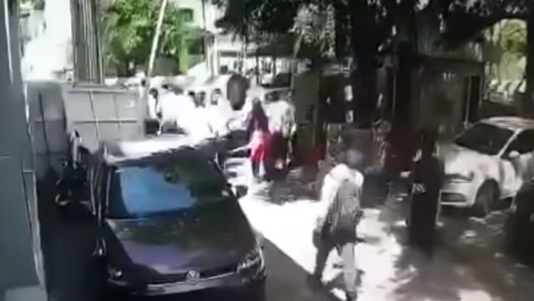 New Volkswagen Polo Delivery Gone Wrong: डीलरशिप पर ही नई फॉक्सवैगन पोलो पलटी, देखें वीडियो