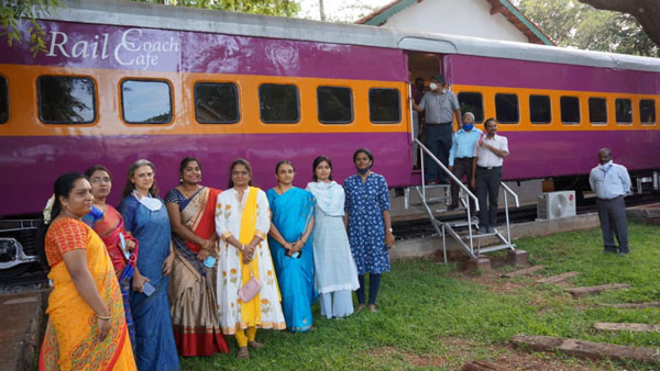 Railway Coach Modified As Restaurant: रेलवे कोच मॉडिफाई रेस्टॉरेंट देखें तस्वीरें