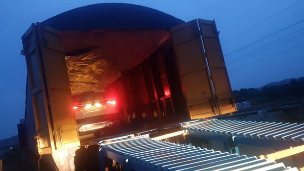 Kia Motors Use Railways For Vehicle Transport: किया रेलवे की मदद से ट्रांस्पोर्ट कर रही है कारें, देखें तस्वीरें