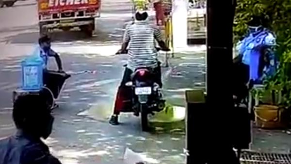 Bike Catches Fire While Being Sanitised: बाइक को करा रहे हैं सैनिटाइज तो बरते यह सावधानियां