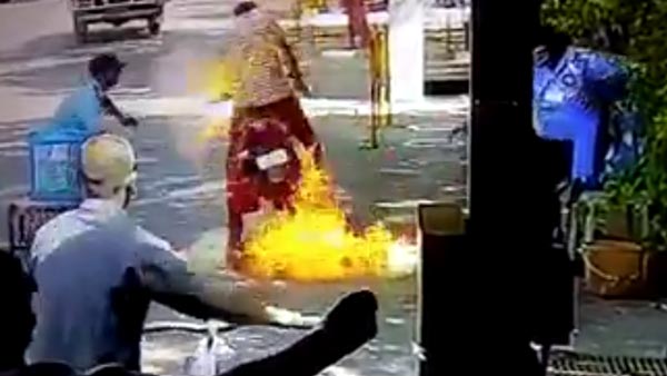 Bike Catches Fire While Being Sanitised: बाइक को करा रहे हैं सैनिटाइज तो बरते यह सावधानियां