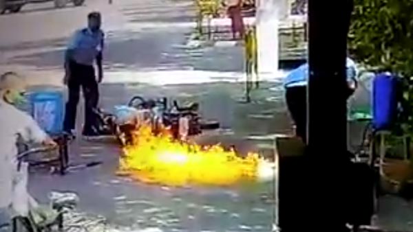 Bike Catches Fire While Being Sanitised: बाइक को करा रहे हैं सैनिटाइज तो बरते यह सावधानियां