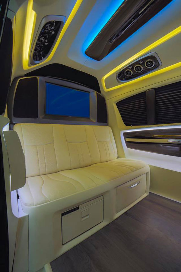 Tata Winger Modified Into Luxury MPV: टाटा विंगर को मिले लग्जरी कार के फीचर्स, देखें तस्वीरें