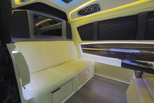 Tata Winger Modified Into Luxury MPV: टाटा विंगर को मिले लग्जरी कार के फीचर्स, देखें तस्वीरें