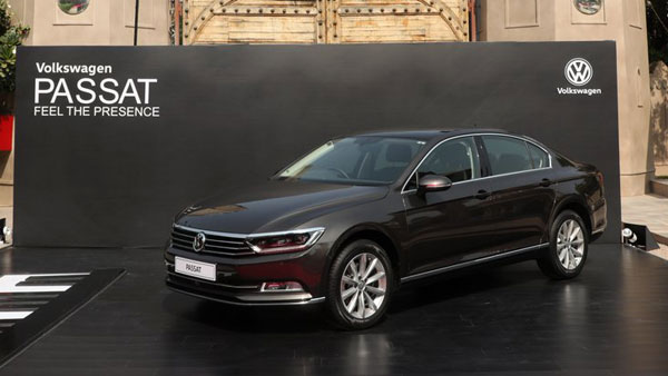 Volkswagen Passat Facelift Spy Pics: फॉक्सवैगन पसाट फेसलिफ्ट टेस्टिंग न्यू इंजन जानकारी
