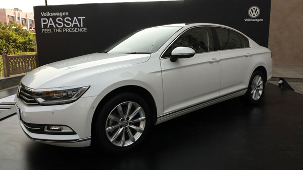 Volkswagen Passat Facelift Spy Pics: फॉक्सवैगन पसाट फेसलिफ्ट टेस्टिंग न्यू इंजन जानकारी