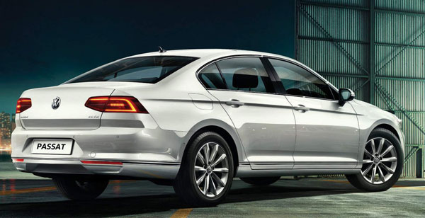 Volkswagen Passat Facelift Spy Pics: फॉक्सवैगन पसाट फेसलिफ्ट टेस्टिंग न्यू इंजन जानकारी