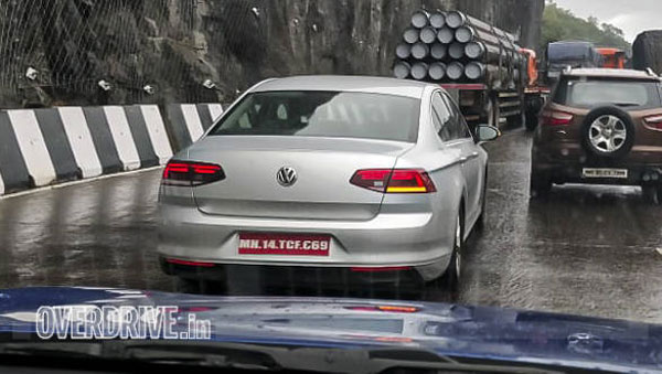 Volkswagen Passat Facelift Spy Pics: फॉक्सवैगन पसाट फेसलिफ्ट टेस्टिंग न्यू इंजन जानकारी