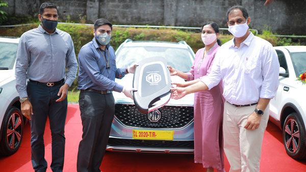10 MG ZS EV Delivered in Kerala: केरल के इस कलेक्टर ने ग्राहकों को सौंपी 10 एमजी जेडएस की चाबी