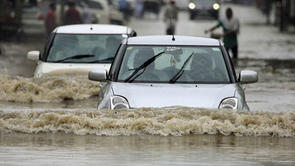 Man Boating On Waterlogged Road: जलभराव में सड़क पर नाव चलाना पड़ा महंगा, दर्ज हुई एफआईआर