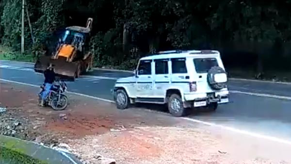 महिंद्रा बोलेरो, जेसीबी से टक्कर बच गया बाइक वाला वीडियो
