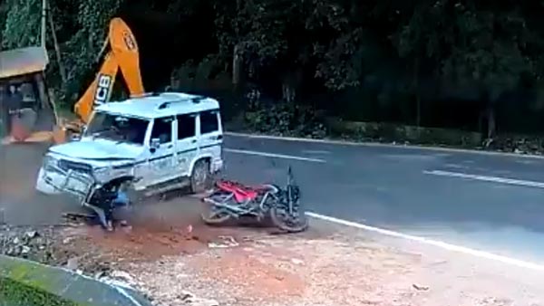 महिंद्रा बोलेरो, जेसीबी से टक्कर बच गया बाइक वाला वीडियो