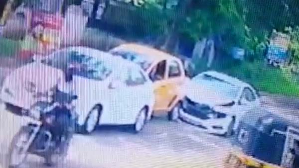 Tata Nano Caught Between 2 Honda City: टाटा नैनो दो होंडा सिटी के बीच फंसी वीडियो