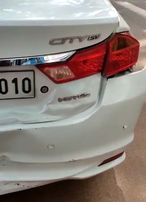 Tata Nano Caught Between 2 Honda City: टाटा नैनो दो होंडा सिटी के बीच फंसी वीडियो