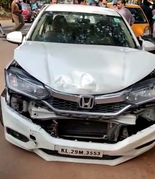 Tata Nano Caught Between 2 Honda City: टाटा नैनो दो होंडा सिटी के बीच फंसी वीडियो