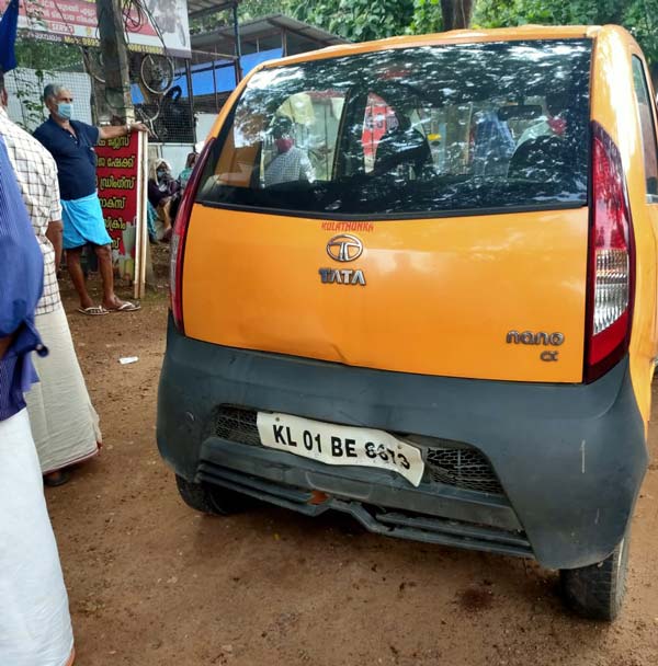 Tata Nano Caught Between 2 Honda City: टाटा नैनो दो होंडा सिटी के बीच फंसी वीडियो