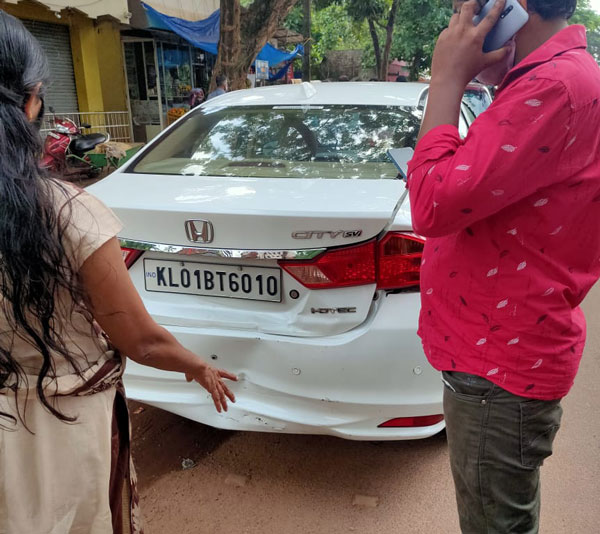Tata Nano Caught Between 2 Honda City: टाटा नैनो दो होंडा सिटी के बीच फंसी वीडियो