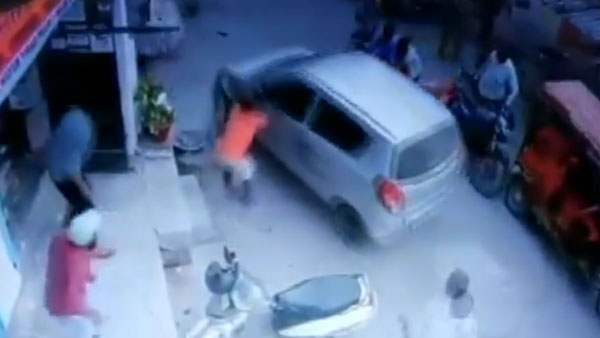 Drunk Police Officer Runs Over Woman: नशे में धुत पुलिसकर्मी ने महिला को कार के नीचे कुचला