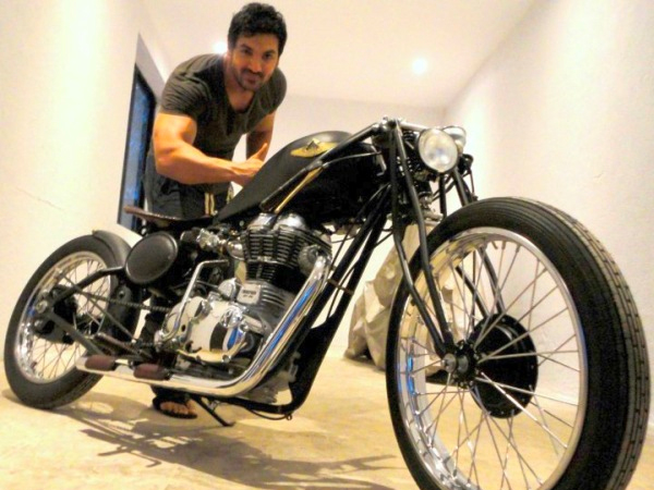 Celebrities Riding Royal Enfield Motorcycles: बॉलीवुड से लेकर हॉलीवुड तक यह सेलेब्रिटी करते हैं रॉयल एनफील्ड बाइक की सवारी