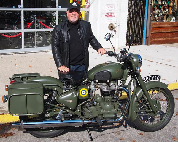 Celebrities Riding Royal Enfield Motorcycles: बॉलीवुड से लेकर हॉलीवुड तक यह सेलेब्रिटी करते हैं रॉयल एनफील्ड बाइक की सवारी