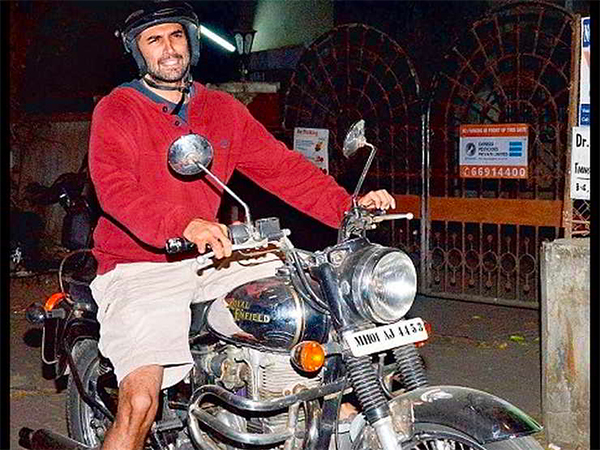 Celebrities Riding Royal Enfield Motorcycles: बॉलीवुड से लेकर हॉलीवुड तक यह सेलेब्रिटी करते हैं रॉयल एनफील्ड बाइक की सवारी