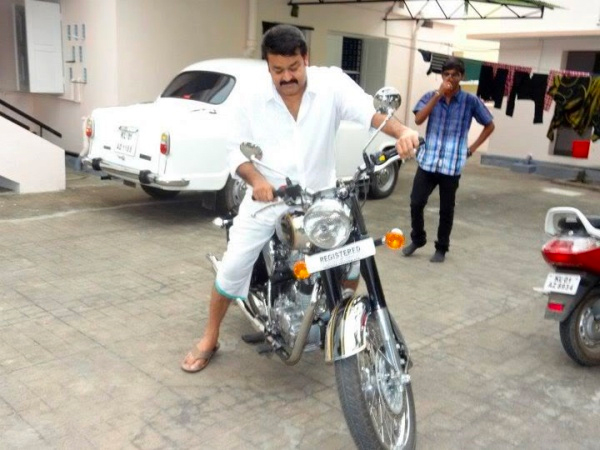 Celebrities Riding Royal Enfield Motorcycles: बॉलीवुड से लेकर हॉलीवुड तक यह सेलेब्रिटी करते हैं रॉयल एनफील्ड बाइक की सवारी