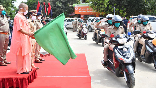 Hero Presents Scooters To Lady Police Force: गोरखपुर महिला पुलिस बल को मिली 100 हीरो स्कूटर
