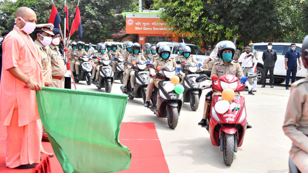 Hero Presents Scooters To Lady Police Force: गोरखपुर महिला पुलिस बल को मिली 100 हीरो स्कूटर