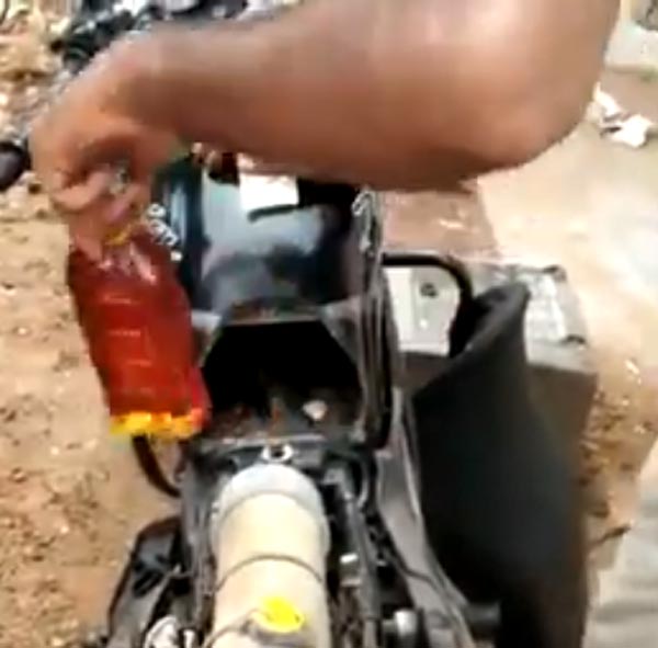 Bike Modified To Smuggle Alcohol Caught By Police: बाइक के फ्यूल टैंक में 25 शराब की बोतल, पुलिस ने पकड़ किया ऐसा