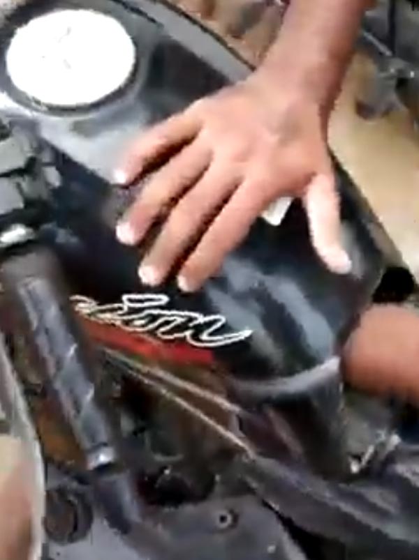 Bike Modified To Smuggle Alcohol Caught By Police: बाइक के फ्यूल टैंक में 25 शराब की बोतल, पुलिस ने पकड़ किया ऐसा