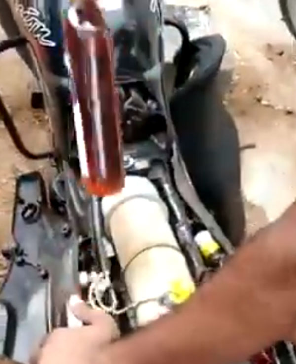Bike Modified To Smuggle Alcohol Caught By Police: बाइक के फ्यूल टैंक में 25 शराब की बोतल, पुलिस ने पकड़ किया ऐसा