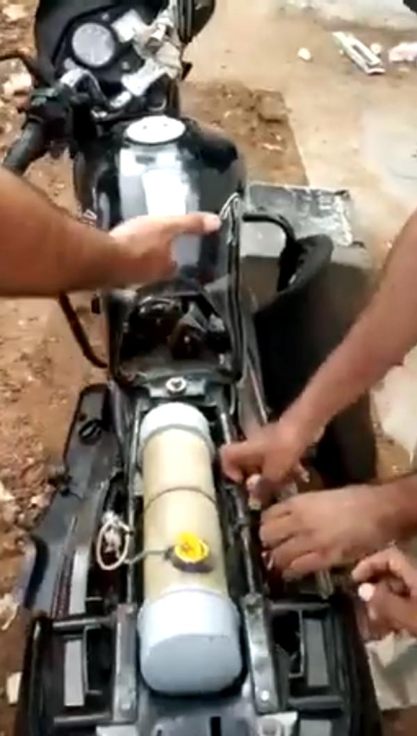 Bike Modified To Smuggle Alcohol Caught By Police: बाइक के फ्यूल टैंक में 25 शराब की बोतल, पुलिस ने पकड़ किया ऐसा