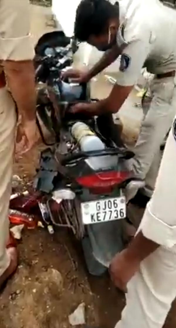 Bike Modified To Smuggle Alcohol Caught By Police: बाइक के फ्यूल टैंक में 25 शराब की बोतल, पुलिस ने पकड़ किया ऐसा