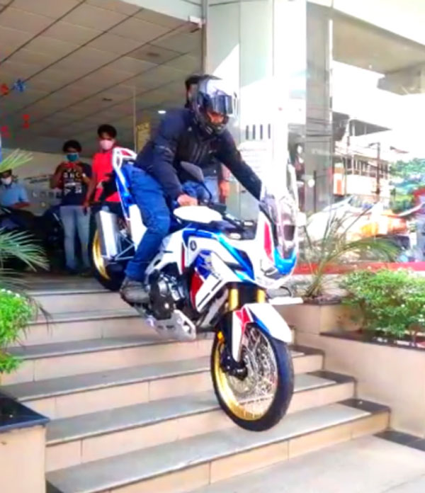 New (2020) Honda Africa Twin Delivery: नई होंडा अफ्रीका ट्विन की डिलीवरी गलती, लेकिन बाइक को नहीं आई एक खरोच