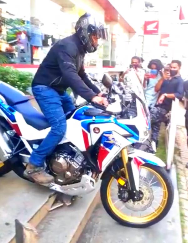 New (2020) Honda Africa Twin Delivery: नई होंडा अफ्रीका ट्विन की डिलीवरी गलती, लेकिन बाइक को नहीं आई एक खरोच