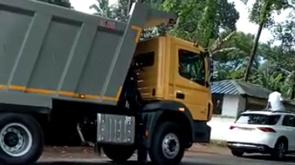 Kerala Cops Busted Businessman For Roadshow: केरल बिजनेसमैन मर्सिडीज रोड शो ट्रक डिलीवरी पुलिस केस दर्ज जानकारी
