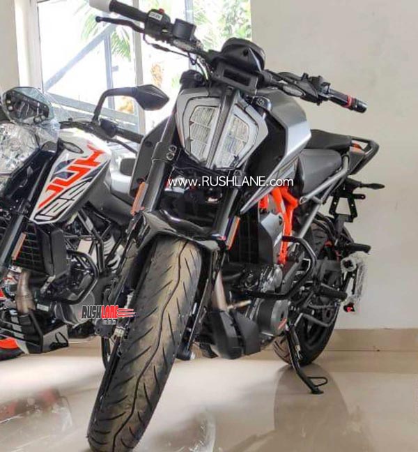BS6 KTM 250 Duke Spied At Dealership: बीएस6 केटीएम 250 ड्यूक डीलरशिप पर दिखी, जानें क्या हैं फीचर्स