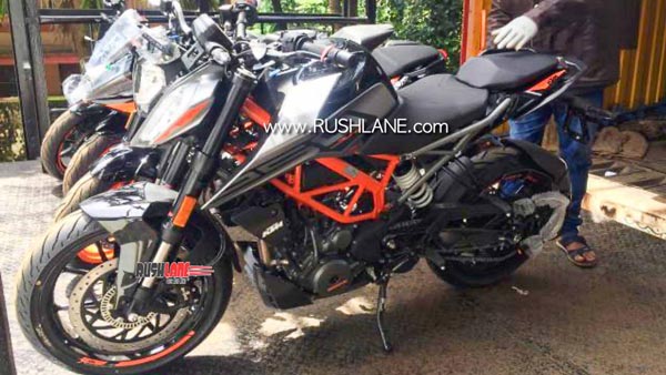 BS6 KTM 250 Duke Spied At Dealership: बीएस6 केटीएम 250 ड्यूक डीलरशिप पर दिखी, जानें क्या हैं फीचर्स