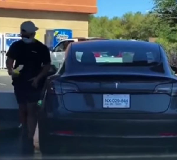 Man Tries To Fill Petrol In Electric Car: इलेक्ट्रिक कार में डाल रहा था पेट्रोल, पंप में हो गयी भारी बेज्जती
