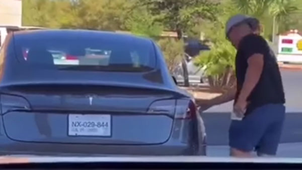 Man Tries To Fill Petrol In Electric Car: इलेक्ट्रिक कार में डाल रहा था पेट्रोल, पंप में हो गयी भारी बेज्जती