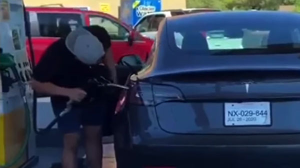 Man Tries To Fill Petrol In Electric Car: इलेक्ट्रिक कार में डाल रहा था पेट्रोल, पंप में हो गयी भारी बेज्जती