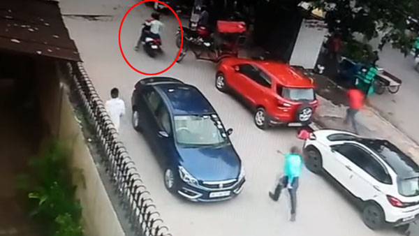 तीन स्कूटी सवार 6 लोगों ने इस शातिर तरीके से मारुति सियाज के चालक को लूटा, देखें वीडियो