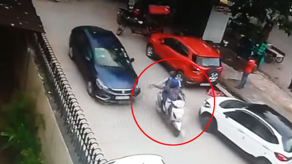 तीन स्कूटी सवार 6 लोगों ने इस शातिर तरीके से मारुति सियाज के चालक को लूटा, देखें वीडियो