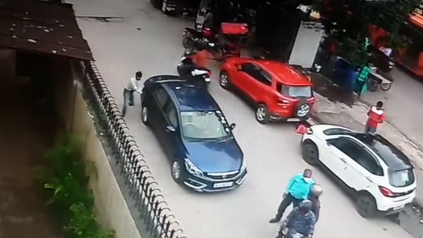 तीन स्कूटी सवार 6 लोगों ने इस शातिर तरीके से मारुति सियाज के चालक को लूटा, देखें वीडियो