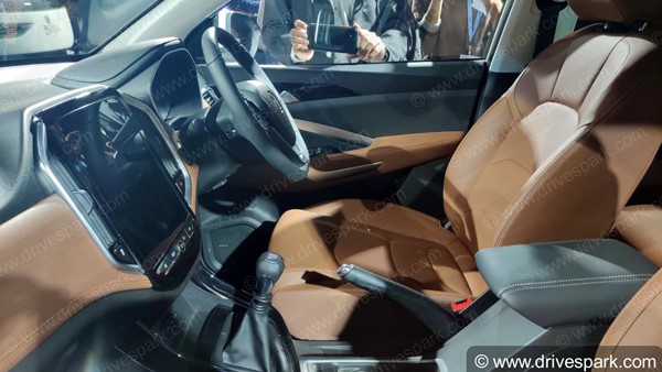 MG Hector Plus Vs Toyota Innova Crysta: एमजी हेक्टर प्लस बनाम टोयोटा इनोवा क्रिस्टा एक्सटीरियर इंटीरियर फीचर्स इंजन जानकारी