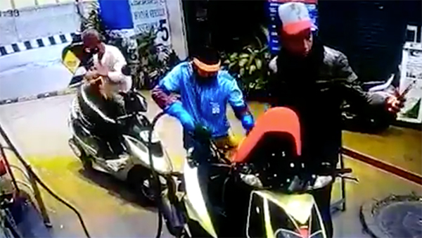 Bengaluru Man Fake Payment Scam In Petrol Pump: इस युवक ने बिना कैश के भरवा ली पेट्रोल, जानें ऐसा क्या किया?
