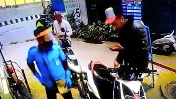 Bengaluru Man Fake Payment Scam In Petrol Pump: इस युवक ने बिना कैश के भरवा ली पेट्रोल, जानें ऐसा क्या किया?